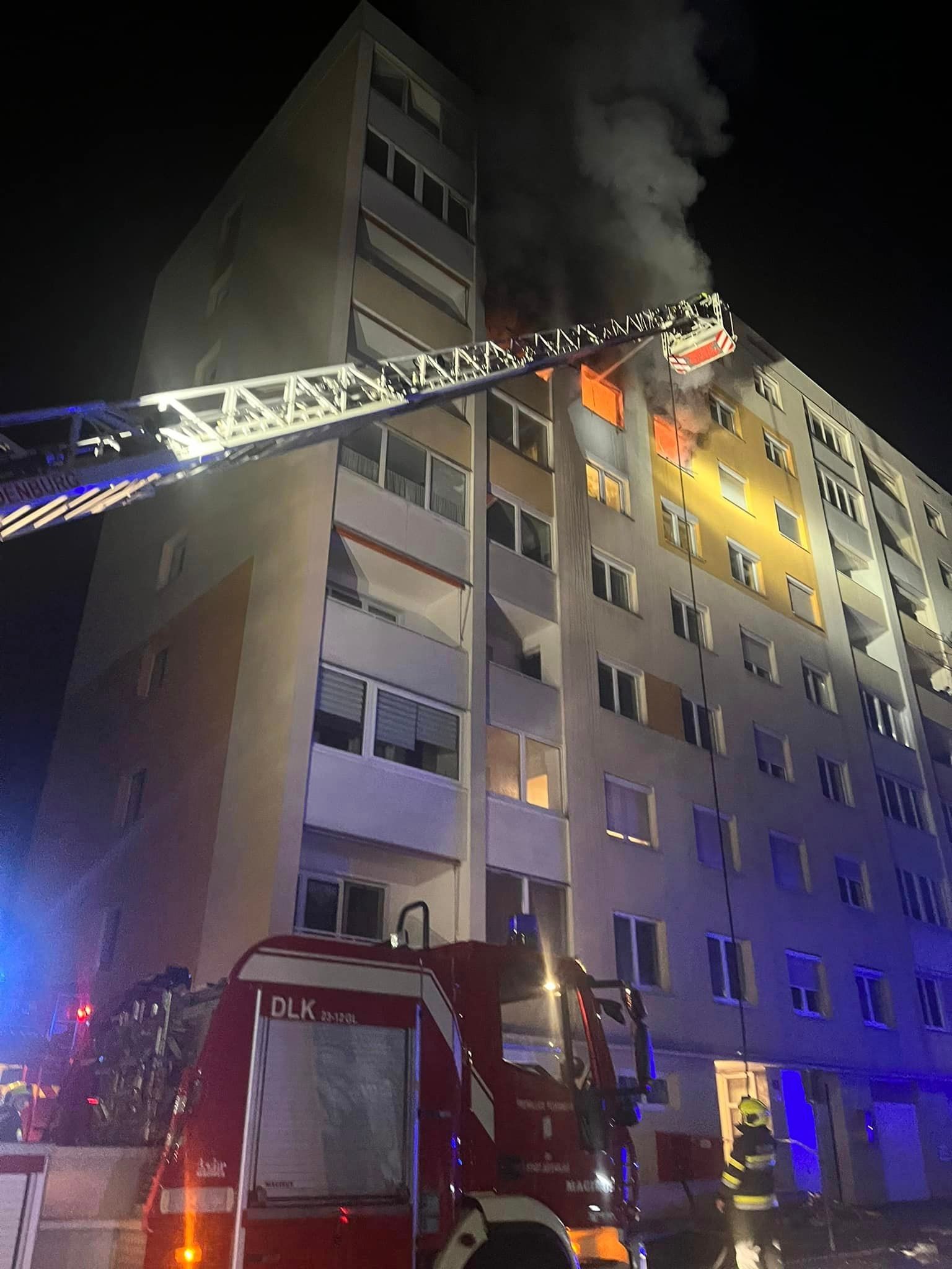 Die Feuerwehr musste mit einer Drehleiter ausrücken.