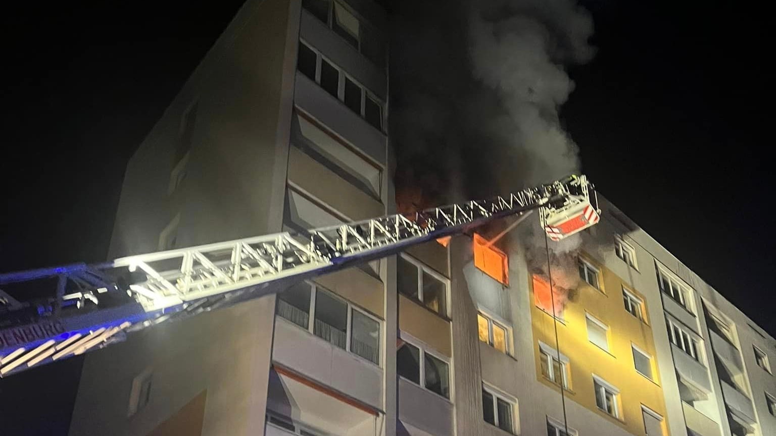 Die Feuerwehr musste mit einer Drehleiter ausrücken.