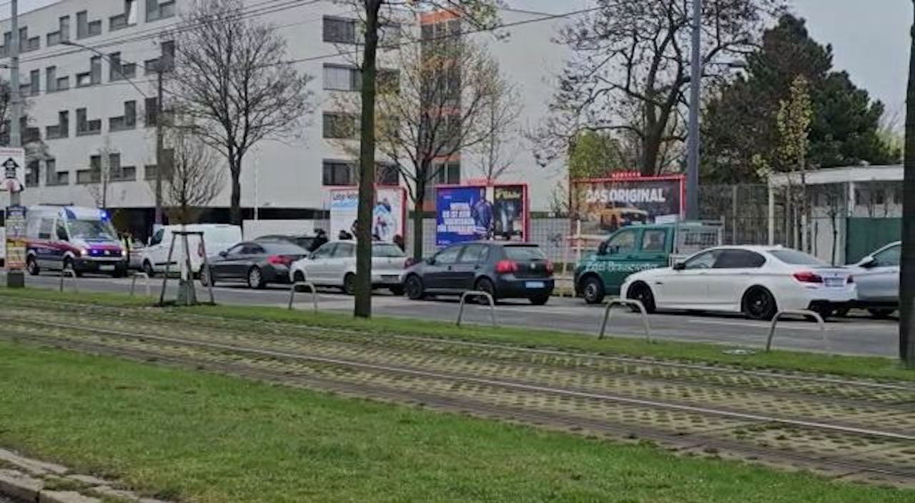 Heute.at - Wiener nach Auffahrunfall in Simmering verletzt