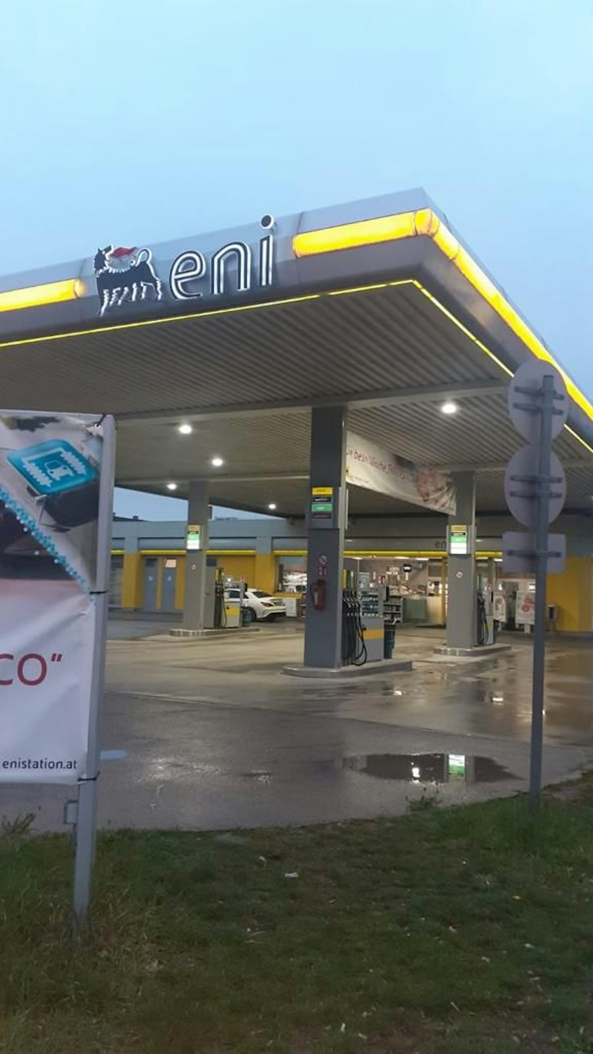 Unbekannter überfiel mit Messer Tankstelle in Wr. Neustadt