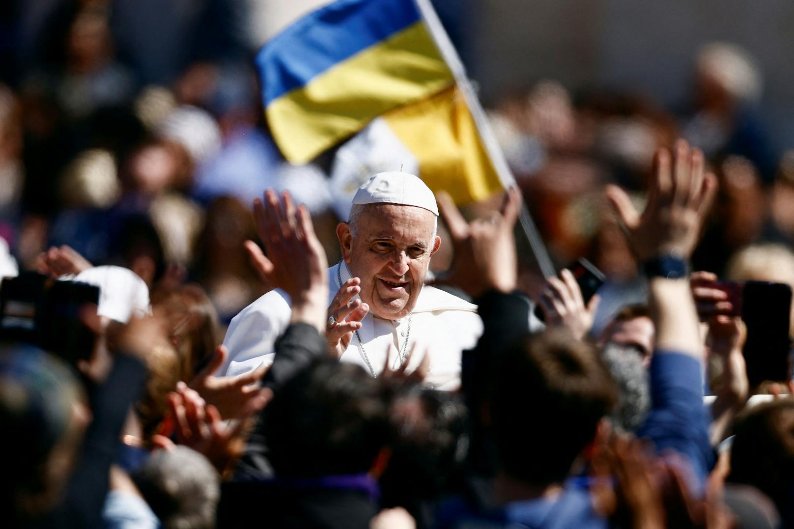 "Hilf dem geliebten ukrainischen Volk auf dem Weg zum Frieden und ergieße dein österliches Licht über das russische Volk", sagte der Papst.