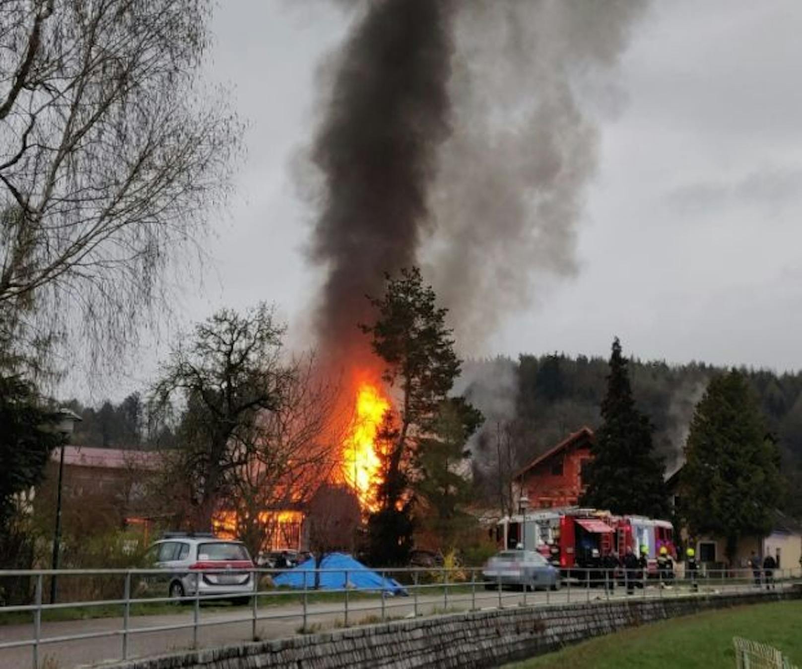 Großeinsatz: Feuerwehr kämpfte gegen Scheunenbrand.