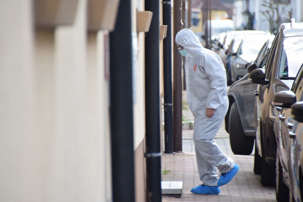 Am Sonntag wurden zwei Kinder (7 und 9) tot in einer Wohnung aufgefunden. Die Polizei nahm eine 43-jährige Angehörige fest.