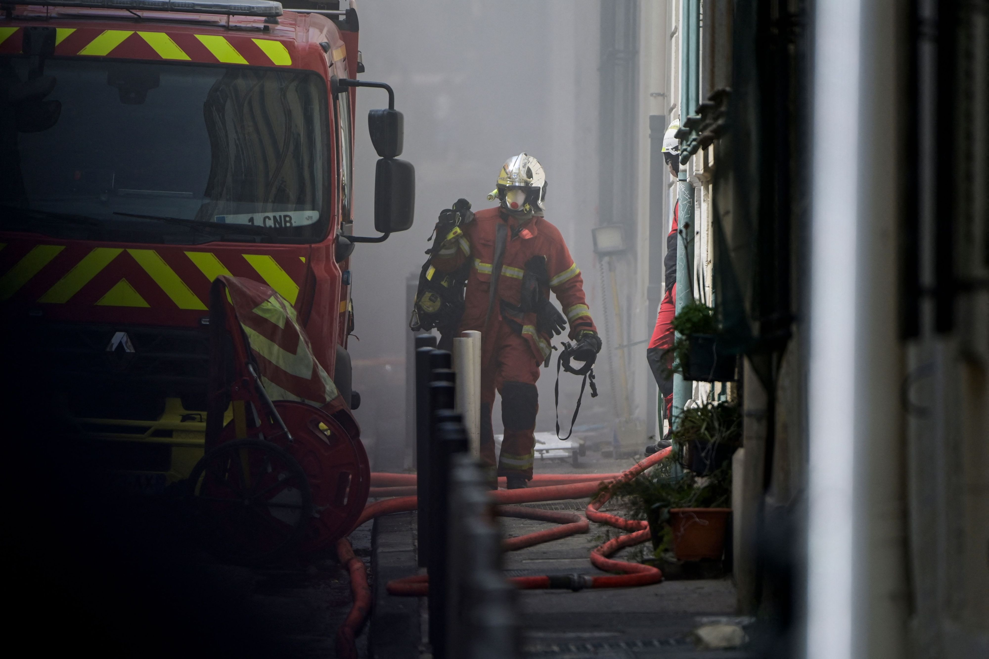 Das Feuer erschwerte bislang die Suche nach Opfern.