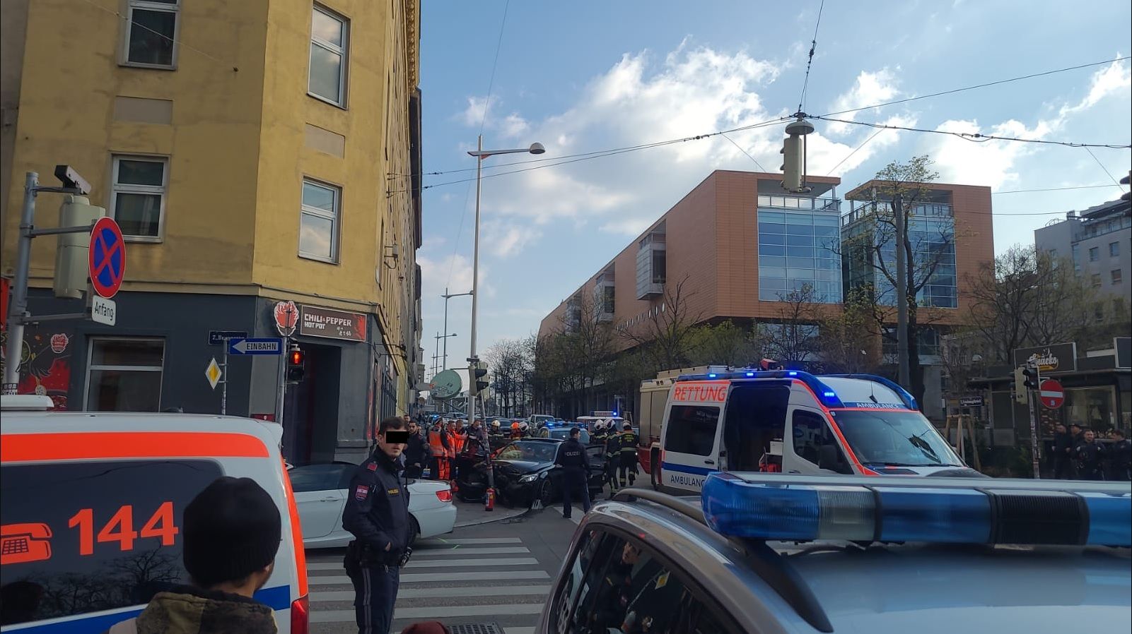 Am Ostermontag kam es am Gürtel zu einem Verkehrsunfall. Rettung, Feuerwehr und Polizei standen mit einem Großaufgebot im Einsatz.