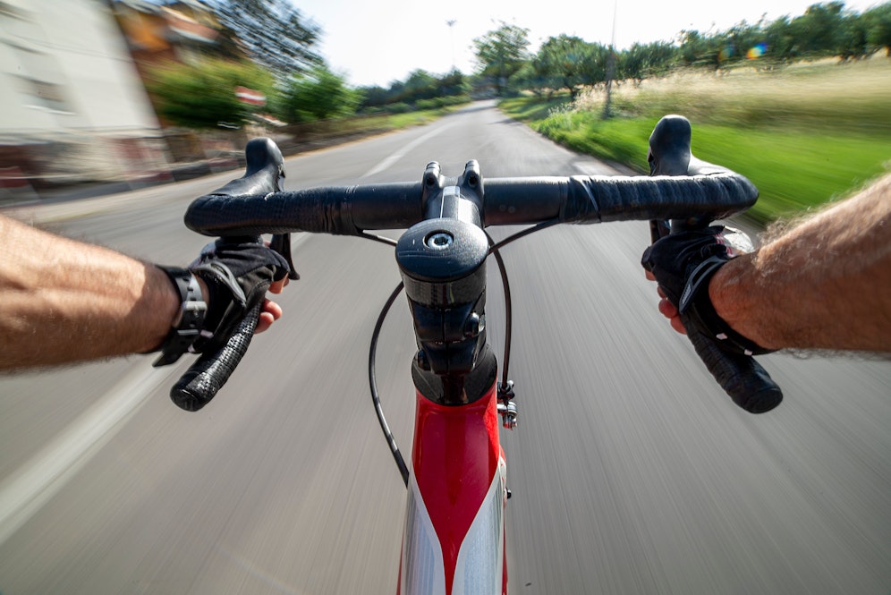 Der Lenker des Rennrades verletzte sich bei einem Sturz schwer. Symbolbild. 