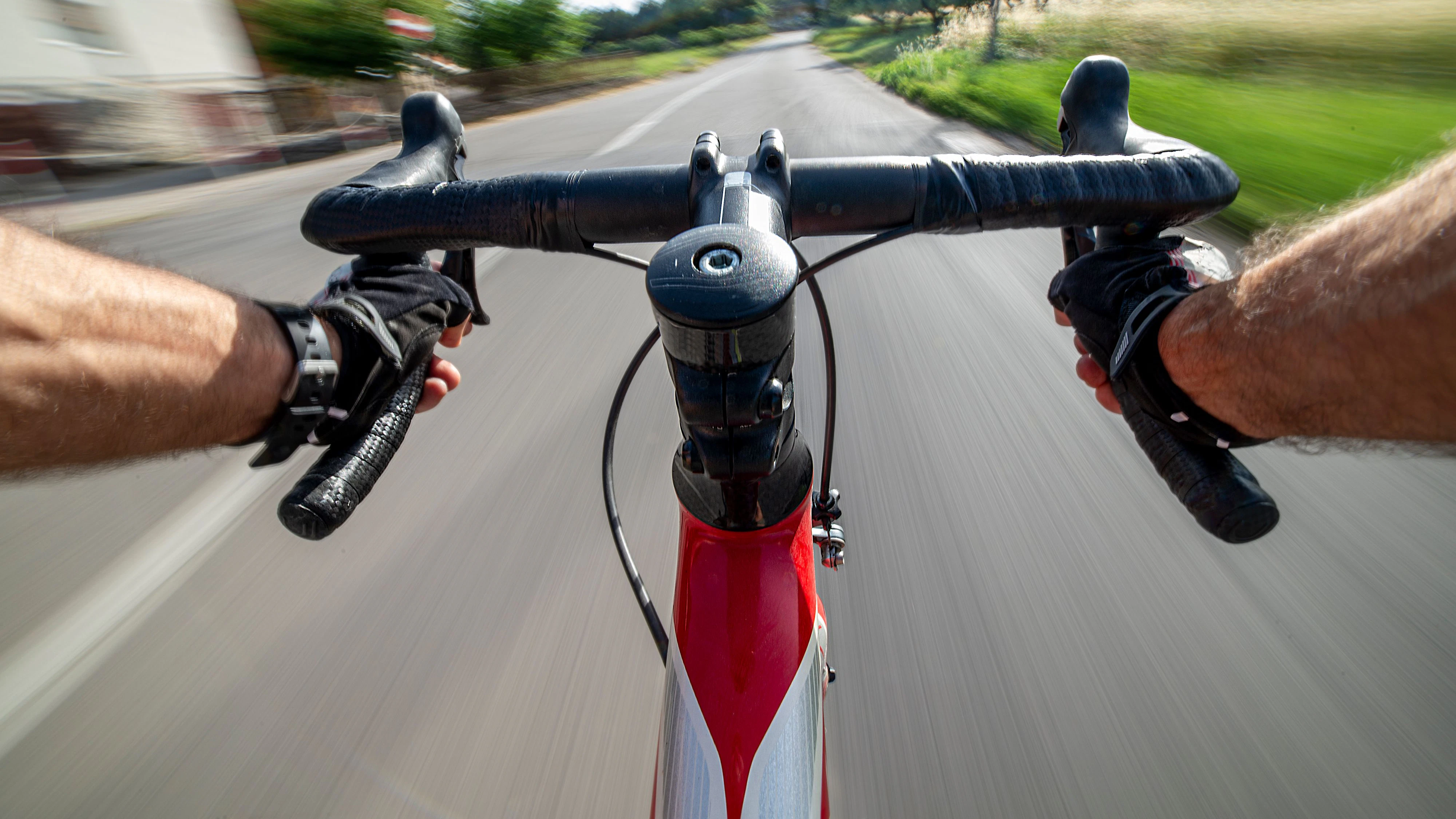 Heute.at - Biker kracht auf Gegenspur in Auto – schwer verletzt