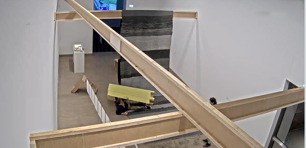 Mann stürzte mit Kunstwerk in Ausstellung im Wiener Künstlerhaus um.