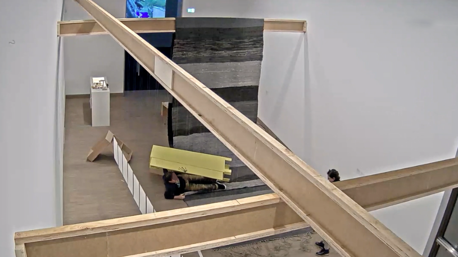 Mann stürzte mit Kunstwerk in Ausstellung im Wiener Künstlerhaus um.