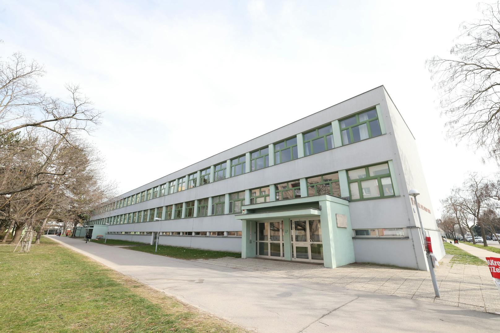 Die Schule in Wien-Floridsdorf machte Präventionsworkshops, erteilte jedoch keinen Schulverweis gegen die Beschuldigte.