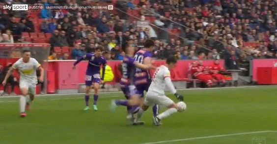 Hier tritt Capaldo seinem Gegenspieler Leidner den Knöchel durch.