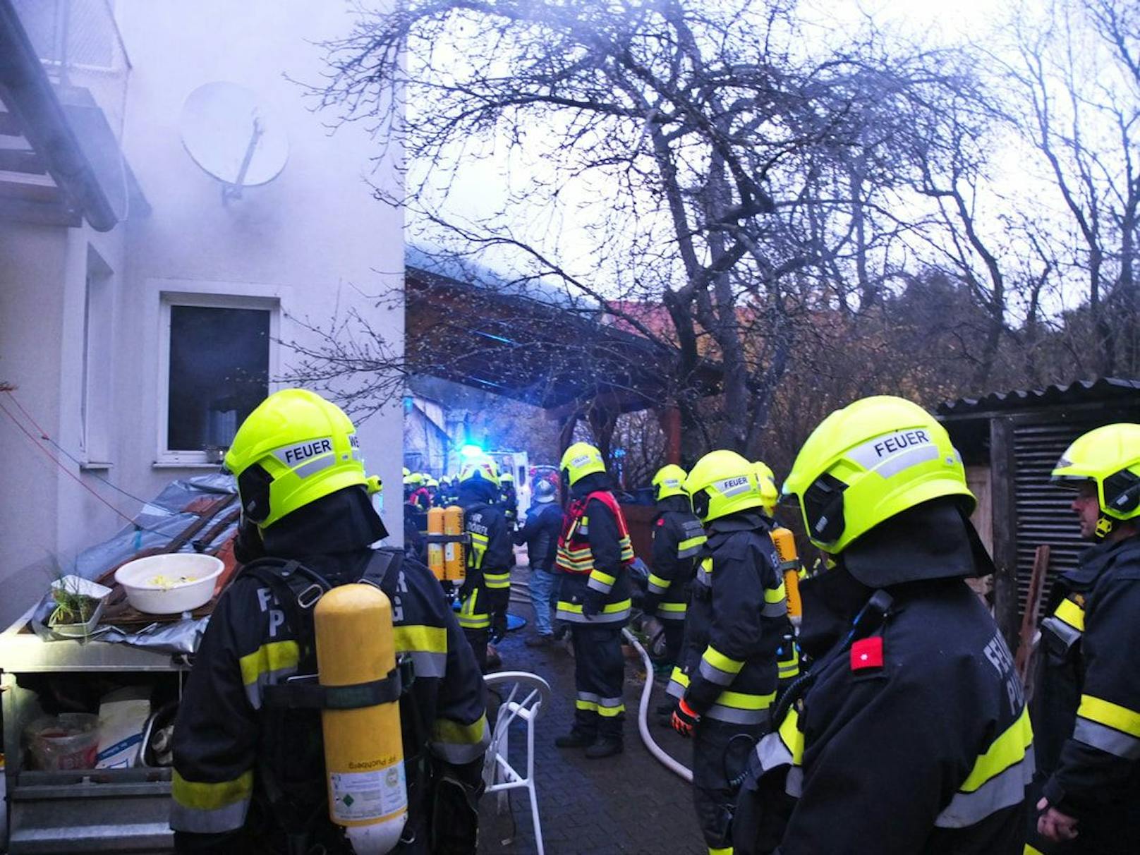 Die Feuerwehr löschte unter schwerem Atemschutz.