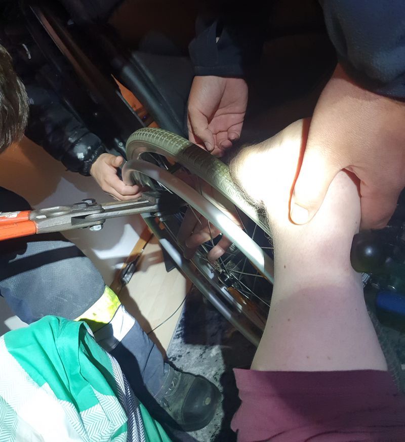 Ein pflegebedürftiger Mann war in der Felge seines Rollstuhls eingeklemmt.
