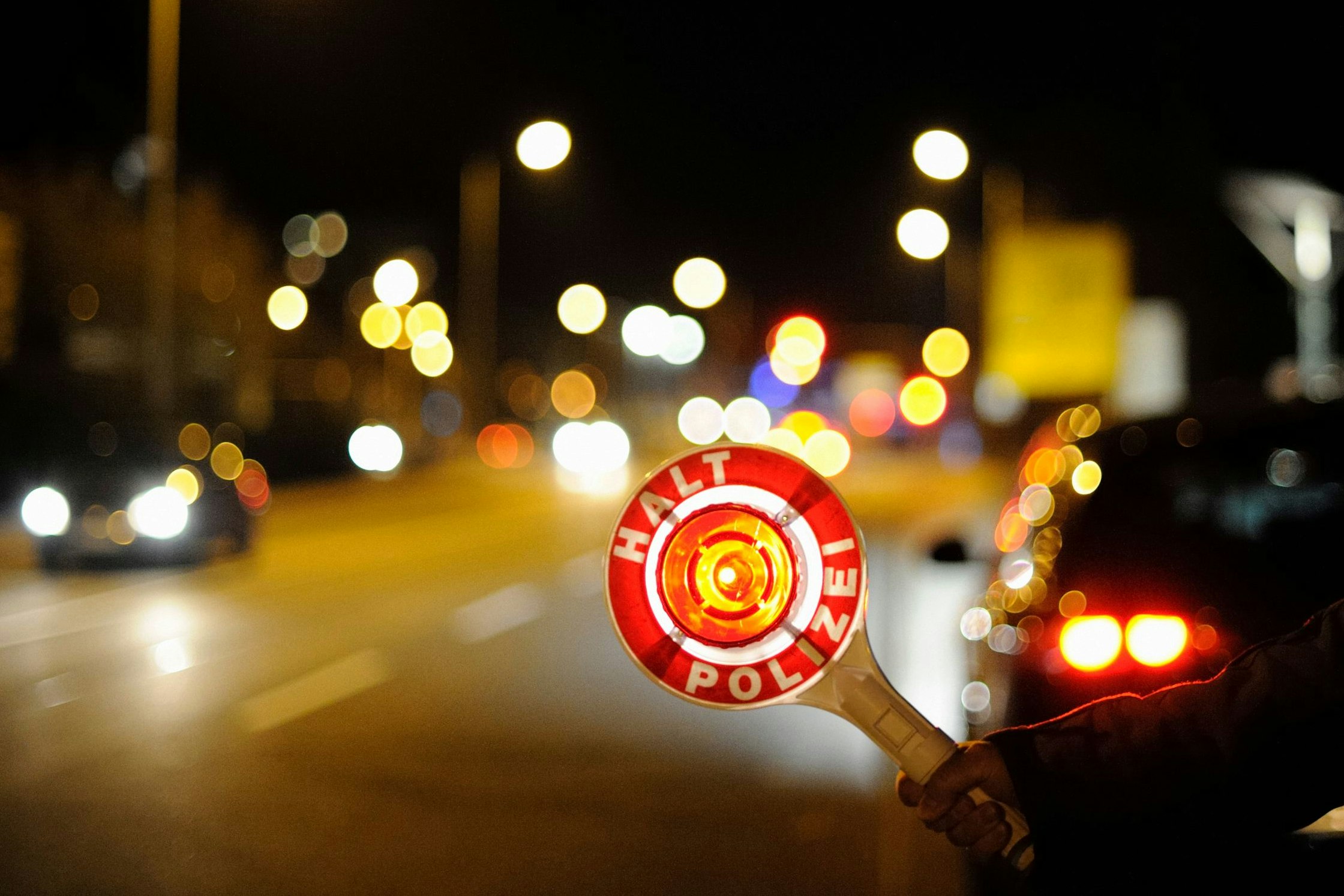 Die Polizei hatte alle Not, den 22-jährigen Verkehrs-Rowdy zu stoppen. (Symbolbild)