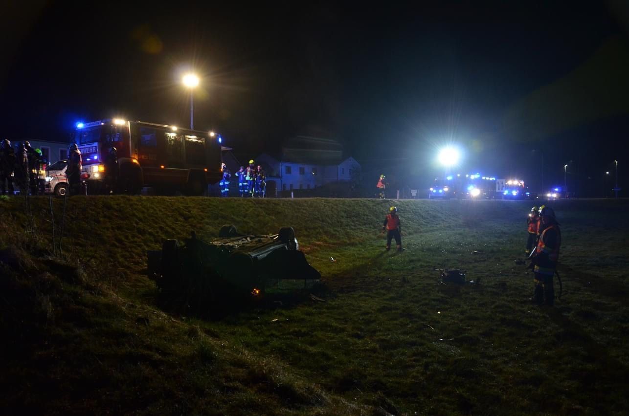 Alkolenker landete am Dach und dann im Spital