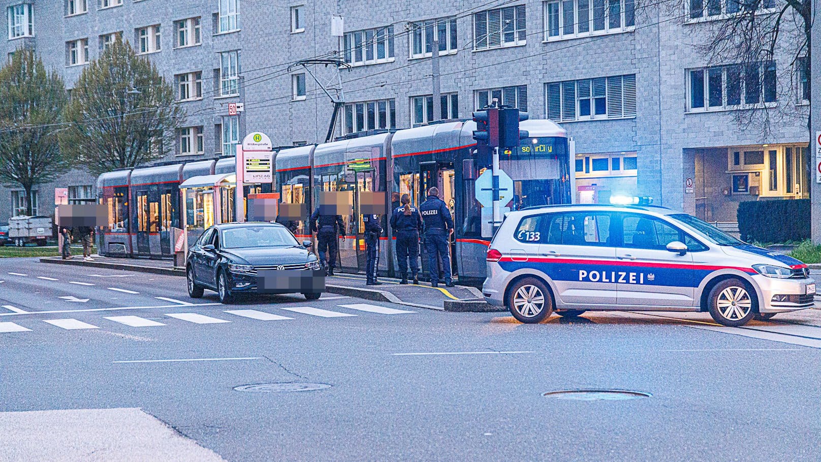 Die drei Jugendlichen flüchteten nach der Tat in verschiedene Richtungen. Schon vor ein paar Wochen gab es in Linz in einer Bim einen größeren Polizeieinsatz (Foto). Damals hantierten Jugendliche mit einer Waffe.