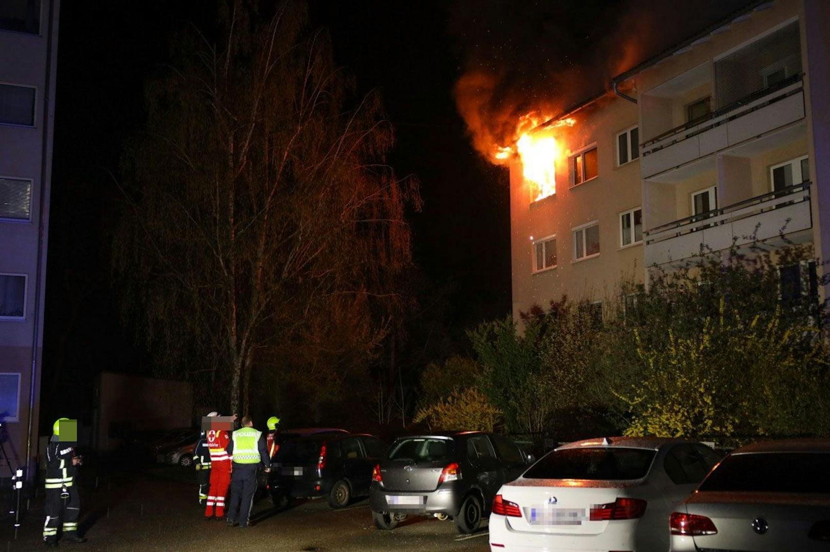 Flammen schlugen aus dem Fenster der betroffenen Wohnung im dritten Stock.