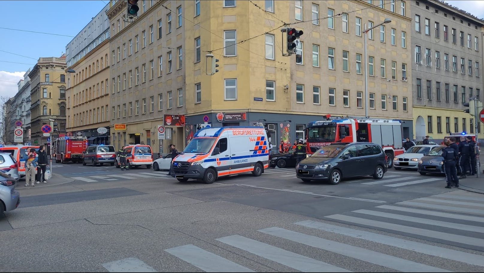 Am Ostermontag kam es am Gürtel zu einem Verkehrsunfall. Rettung, Feuerwehr und Polizei standen mit einem Großaufgebot im Einsatz.