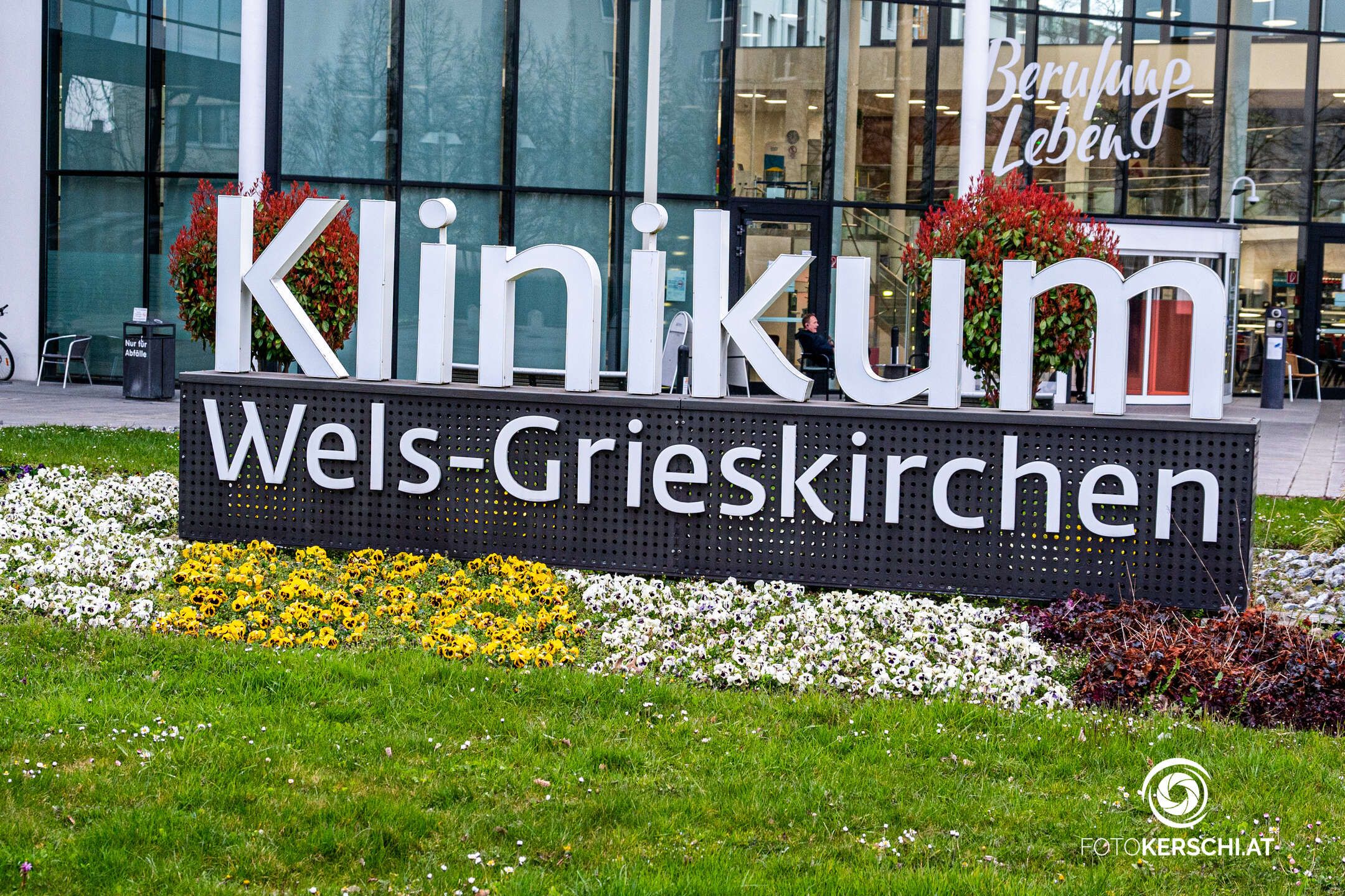 Der 18-Jährige liegt im Klinikum Wels-Grieskirchen auf der Intensivstation. Laut Krankenhaussprecherin Kerstin Pindeus schwebt er immer noch in Lebensgefahr.