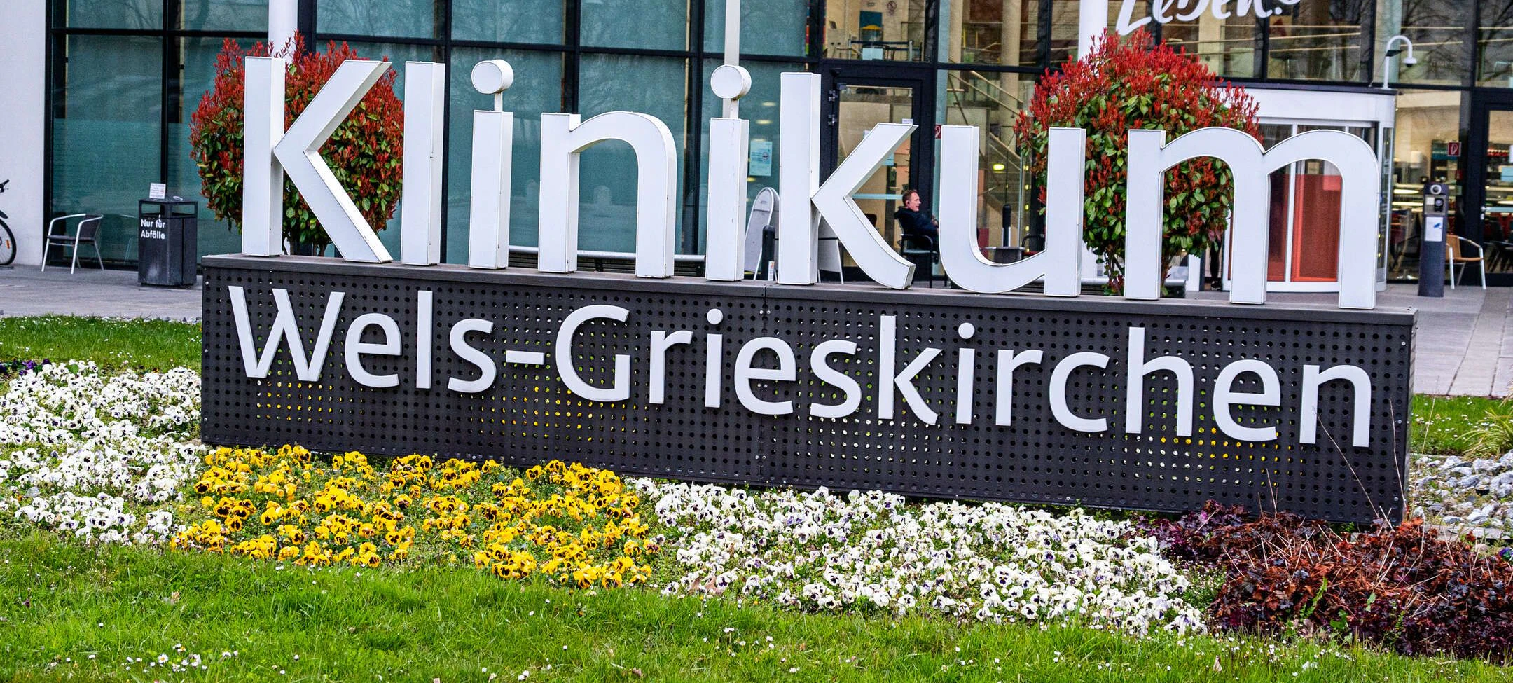 Der 18-Jährige liegt im Klinikum Wels-Grieskirchen auf der Intensivstation.