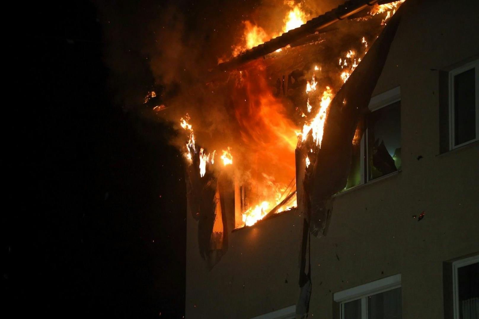 Der Brand griff auf das Dach des Mehrparteienhauses über.