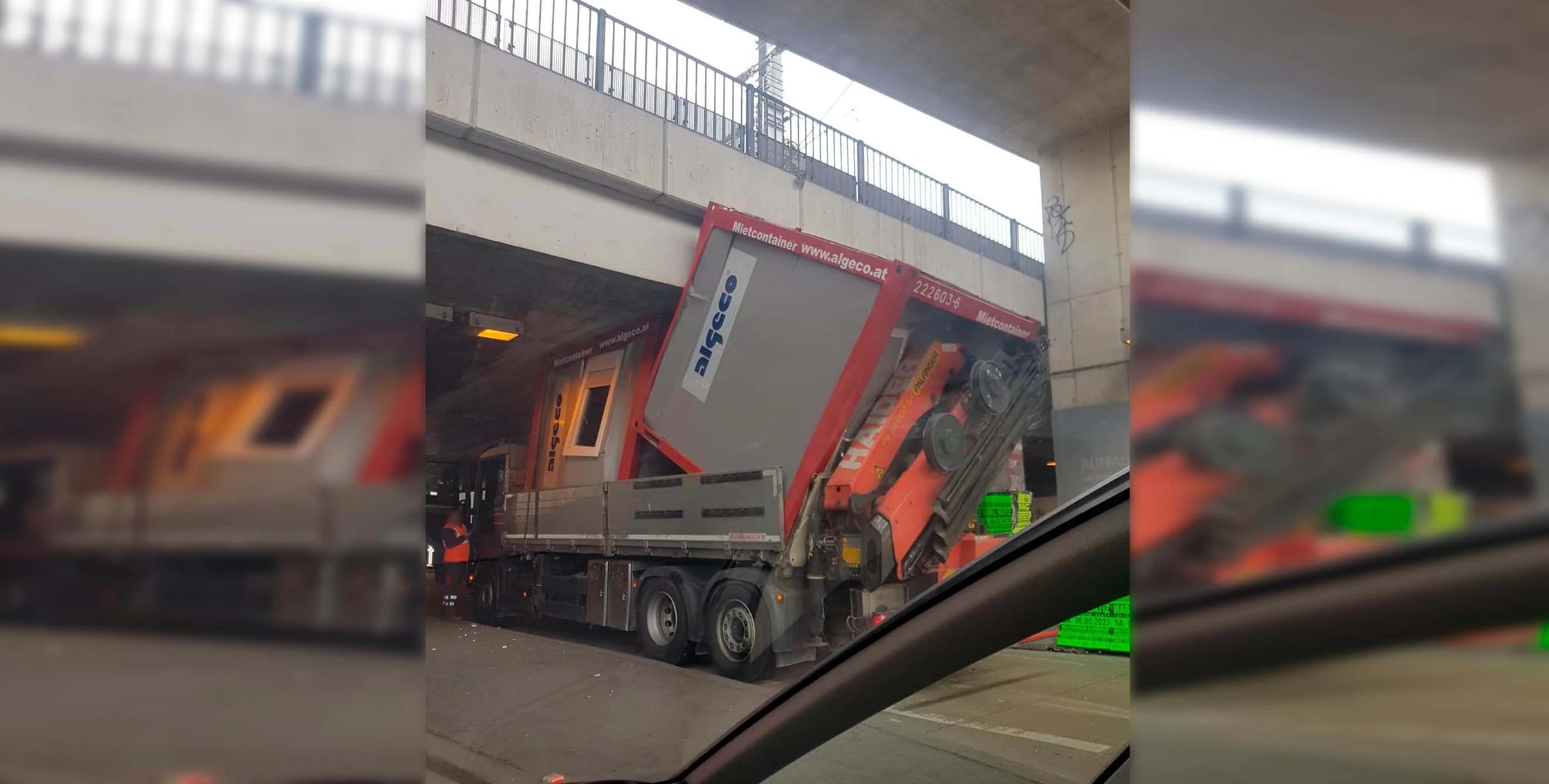 Die aufgeladenen Container waren zu hoch für die Brücke, 