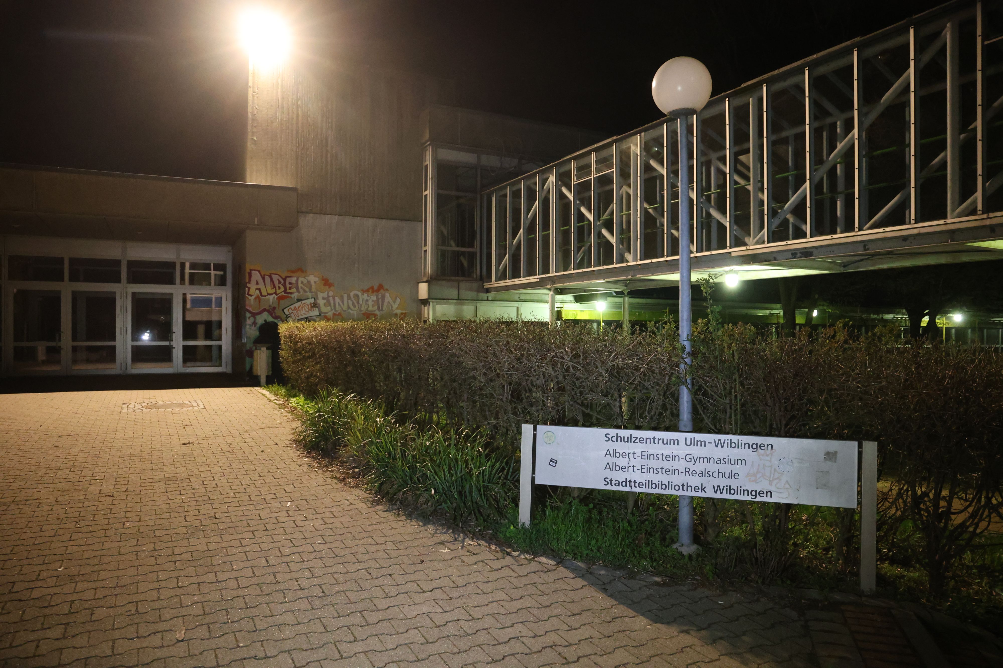 Blick auf das Schulgelände in Ulm, wo sich die Bluttat ereignet hat.