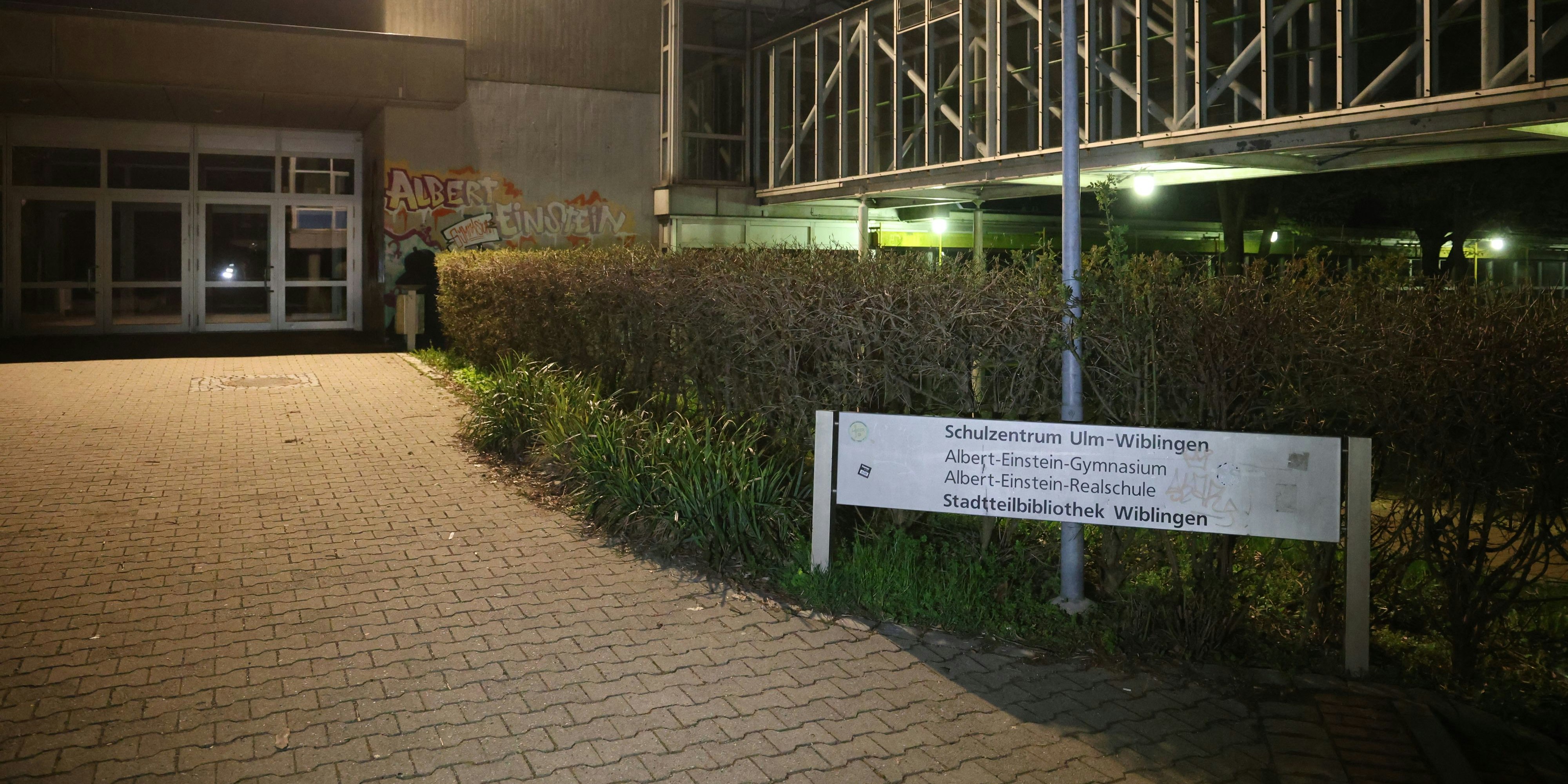 Blick auf das Schulgelände in Ulm, wo sich die Bluttat ereignet hat.