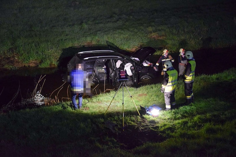 Einsatzkräfte am Unfallort