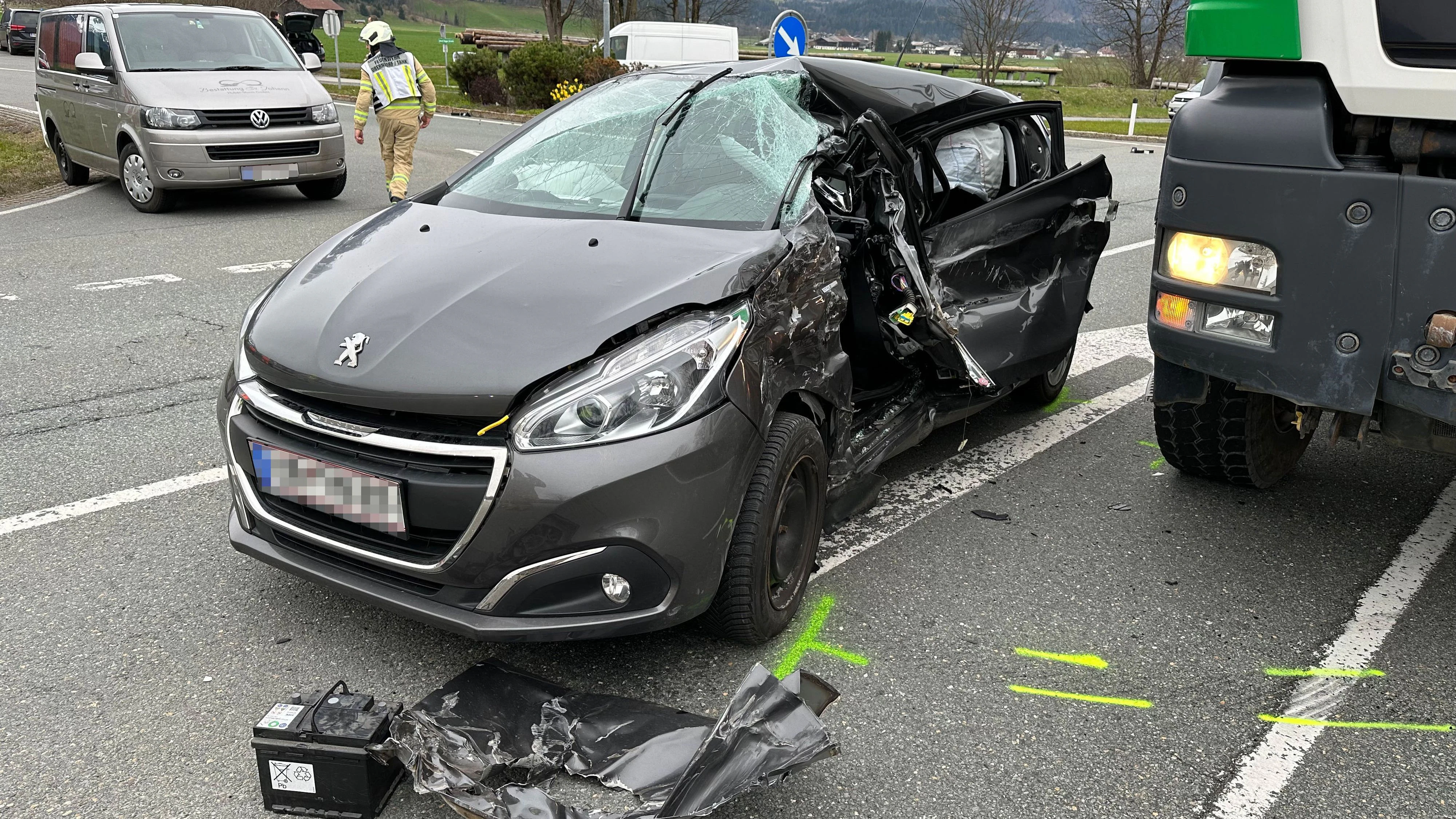 Der Lenker erlag noch an der Unfallstelle seinen schweren Verletzungen.