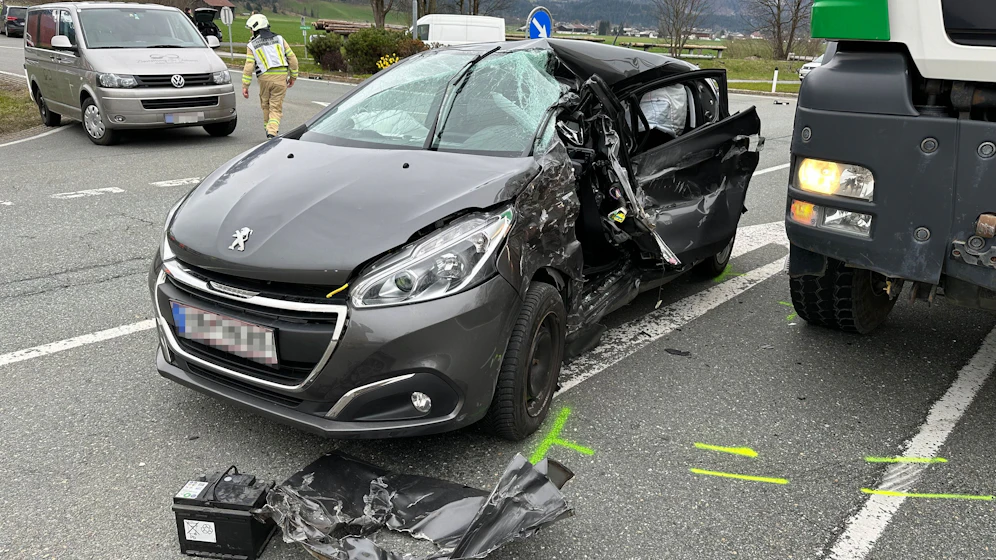 Der Lenker erlag noch an der Unfallstelle seinen schweren Verletzungen.