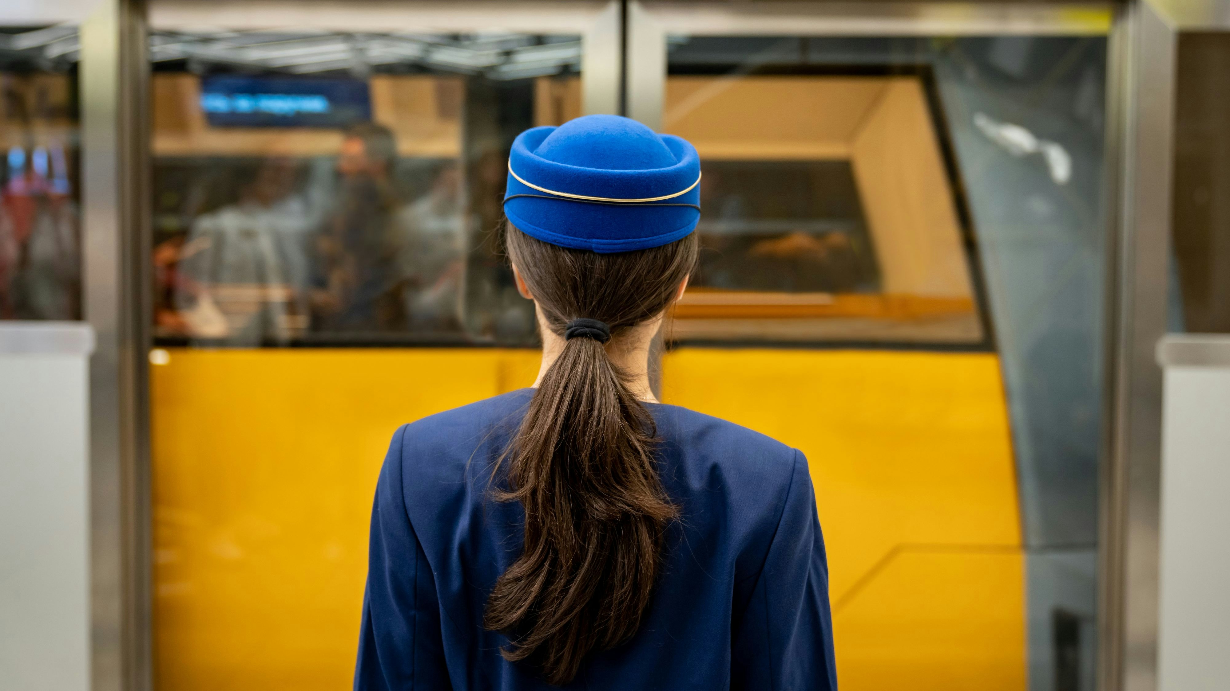 Zugbegleiterin wurde von Vorgesetzten sexuell belästigt, die Arbeiterkammer half ihr.