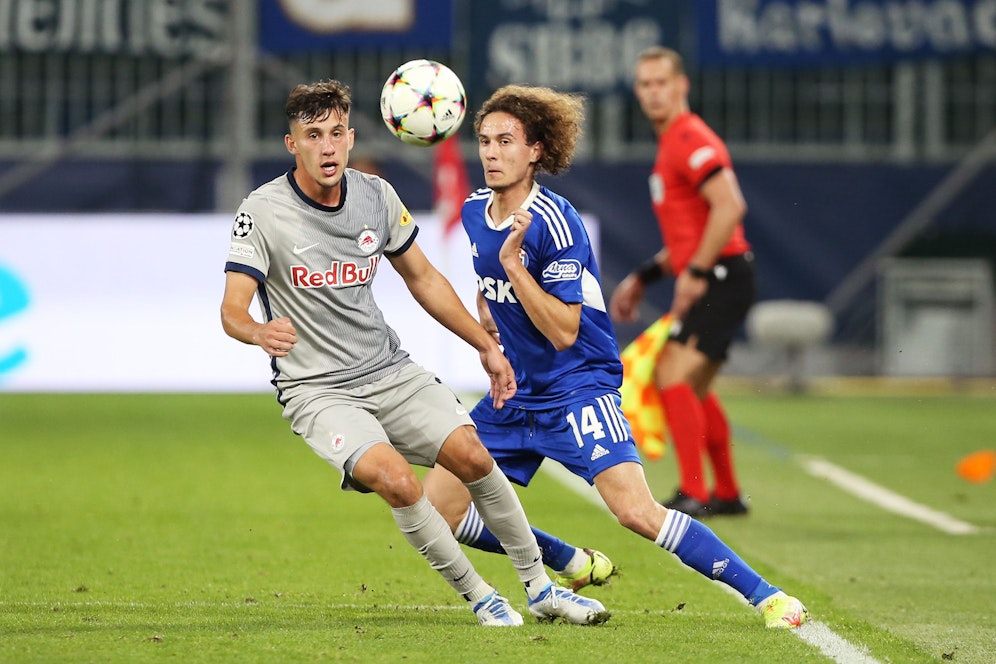 Robert Ljubicic (r.) im Champions-League-Duell mit Salzburgs Nicolas Capaldo