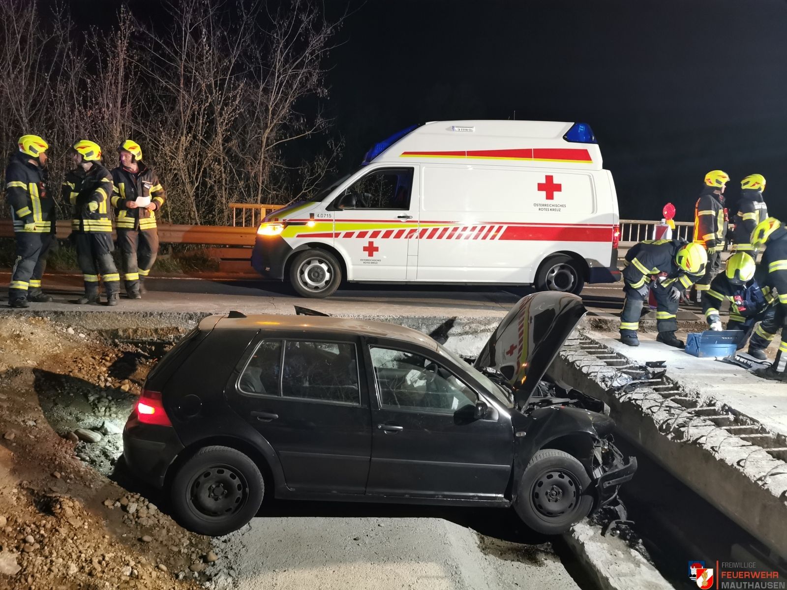 Der Lenker übersah die Baustelle und fuhr in einen Graben.