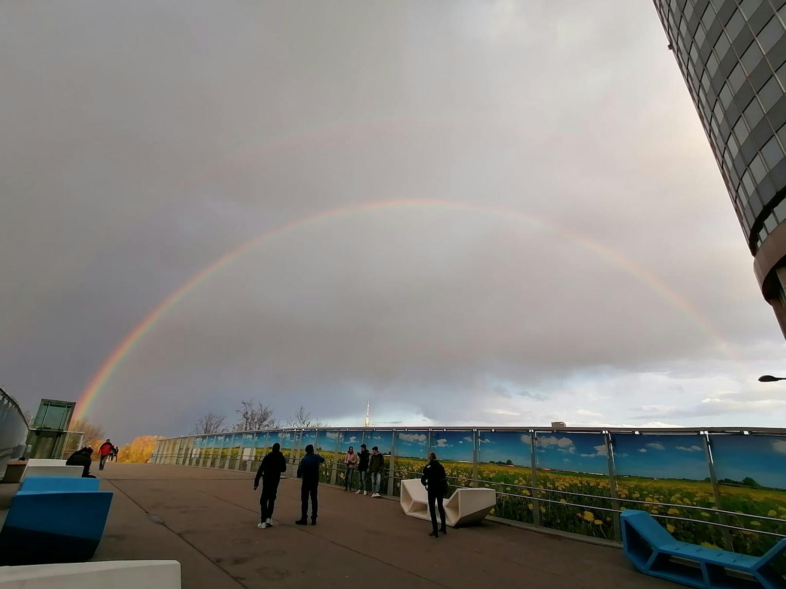 Der Regenbogen über der Donauinsel bei der Millennium City.