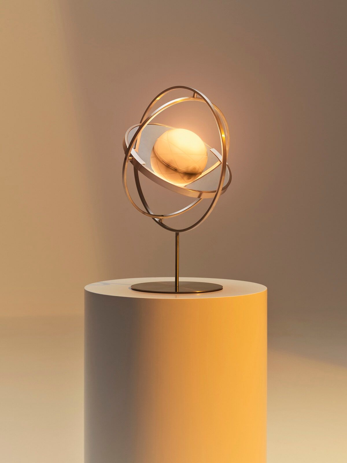 Die aufladbare LED-Leuchte SAMMANLÄNKAD wurde mit dem Unternehmen Little Sun kreiert.