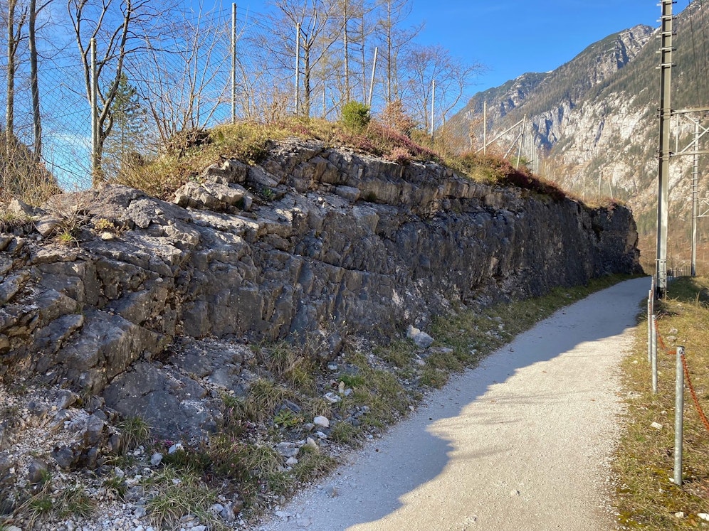 Der 62-Jährige stürzte auf dieser Felswand in einer Höhe von fünf Metern ab.