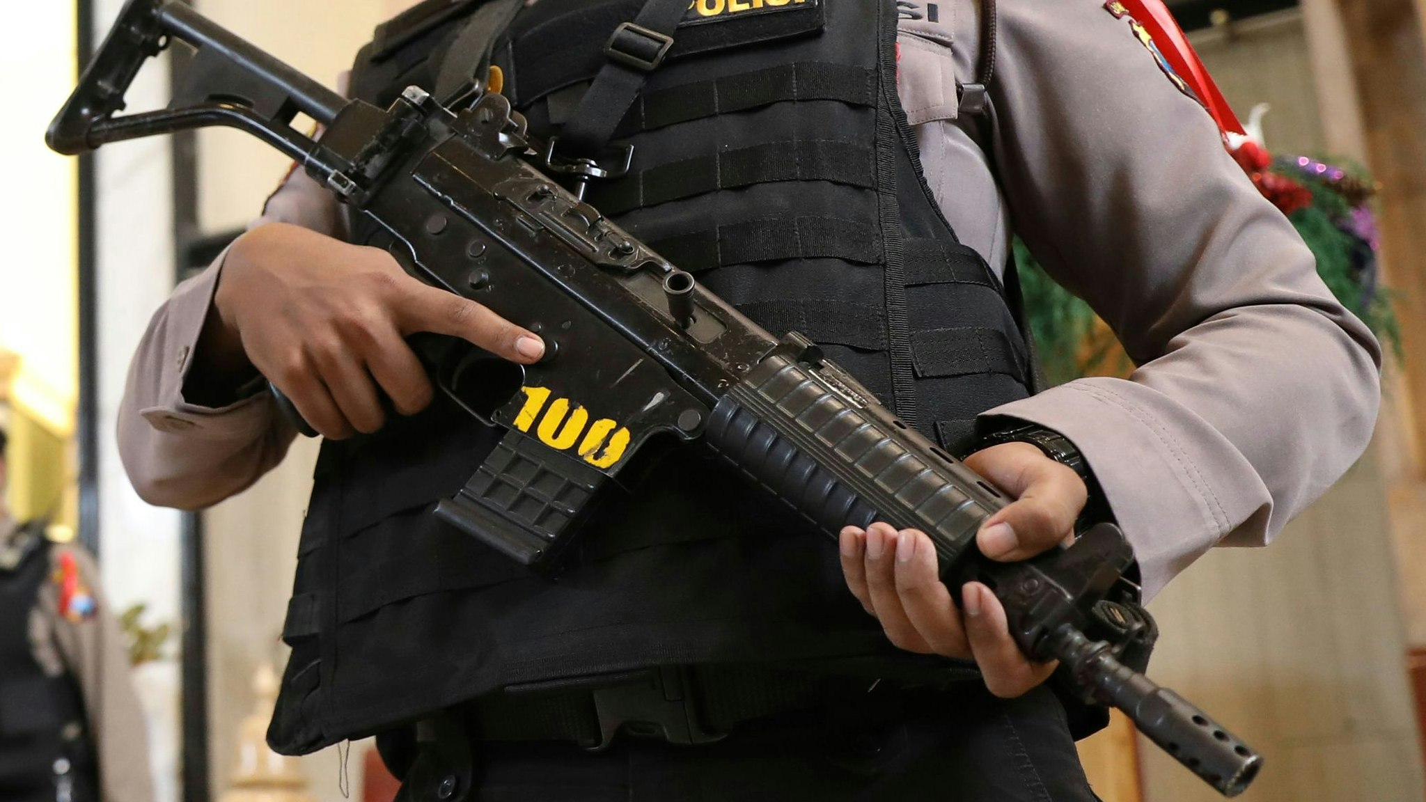 Download von www.picturedesk.com am 11.04.2023 (14:21).  A police officer stands guard as the bomb squad lead a sniffer dog during a security sweep ahead of the Christmas holiday at The Good Shepherd Catholic Church church in Surabaya, Indonesia, Monday, Dec. 23, 2019. Since the Bali bombings in 2002, the world's largest Muslim country has been battling militants who recently operate in small groups and have targeted security forces and local "infidels" instead of Westerners. (AP Photo/Trisnadi) - 20191223_PD0596 - Rechteinfo: Rights Managed (RM)