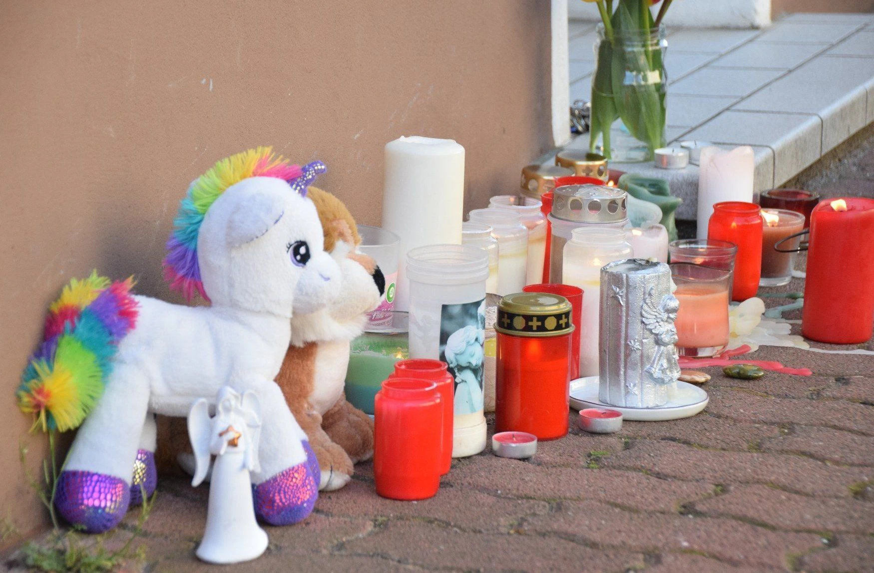 Vor dem Wohnhaus wurden Stofftiere und Kerzen abgestellt.