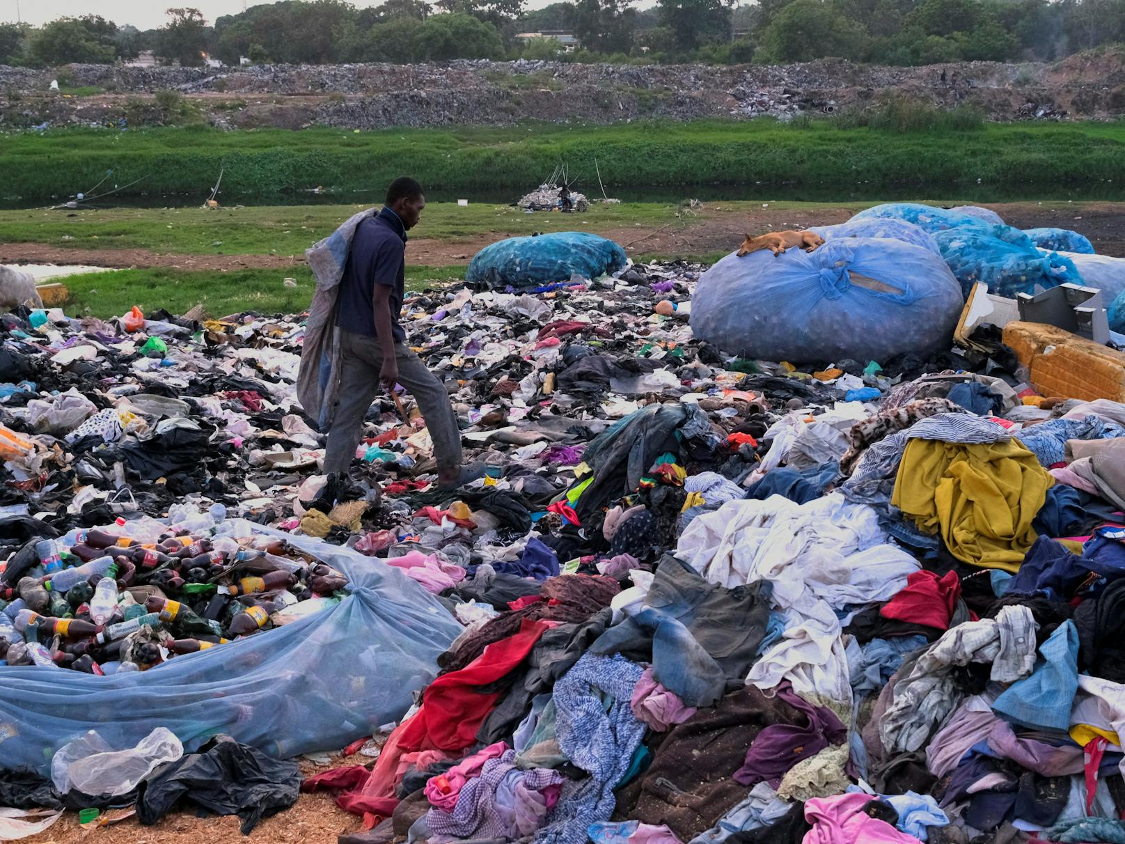 Hunderte Tonnen Second-Hand-Kleidung landen täglich allein in Ghana. Doch viel davon wandert in den Müll. Die Billigware ist längst zu einer Gefahr für Natur und Mensch geworden.