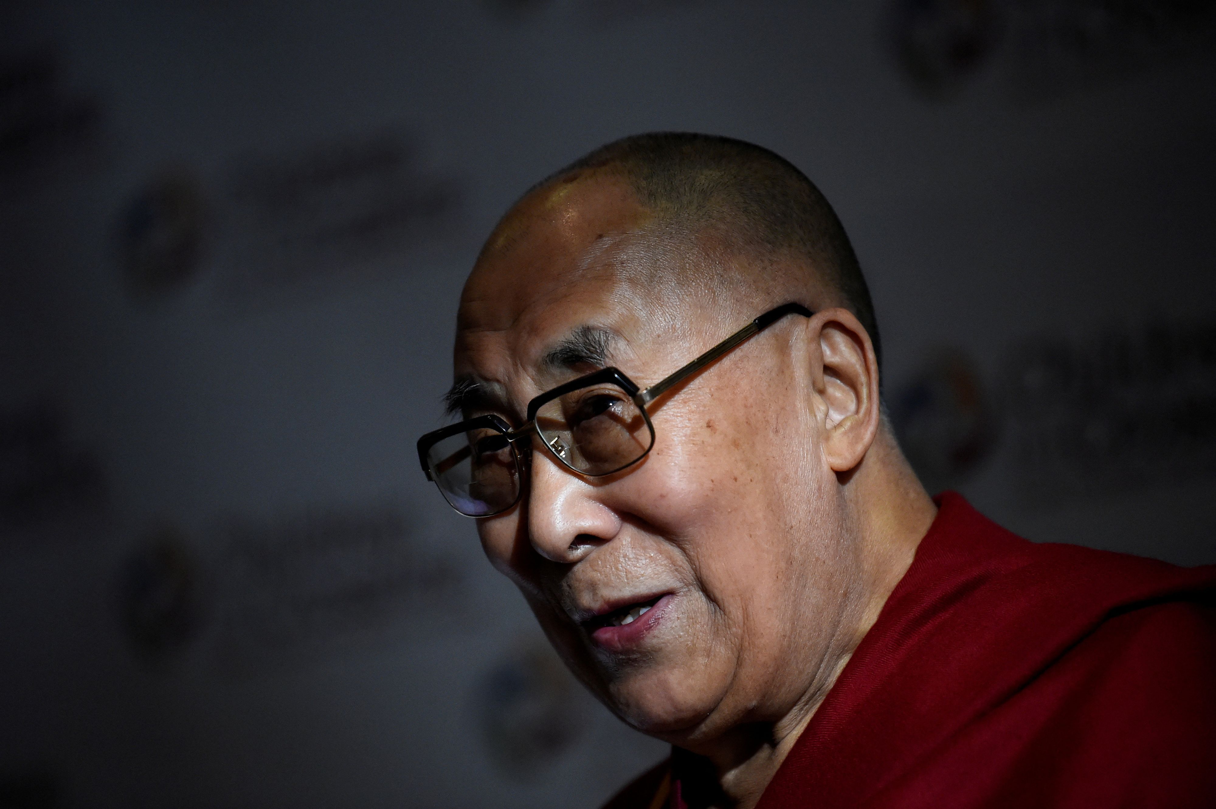 Die Pädophilie-Vorwürfe an den Dalai Lama werden immer lauter, nach dem ein bizarres Video viral geht.