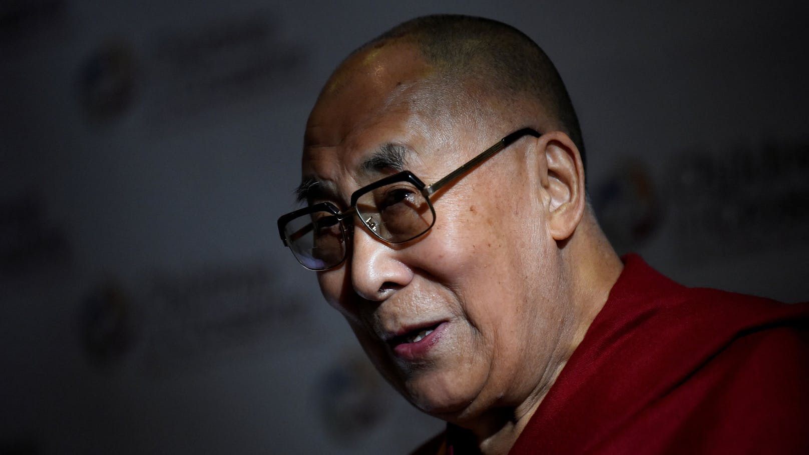 Die Pädophilie-Vorwürfe an den Dalai Lama werden immer lauter, nach dem ein bizarres Video viral geht.