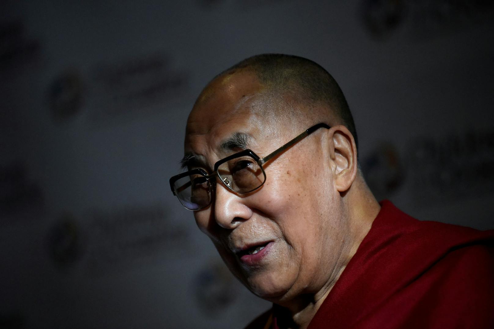 "Lutsch meine Zunge" – Skandal um Dalai Lama