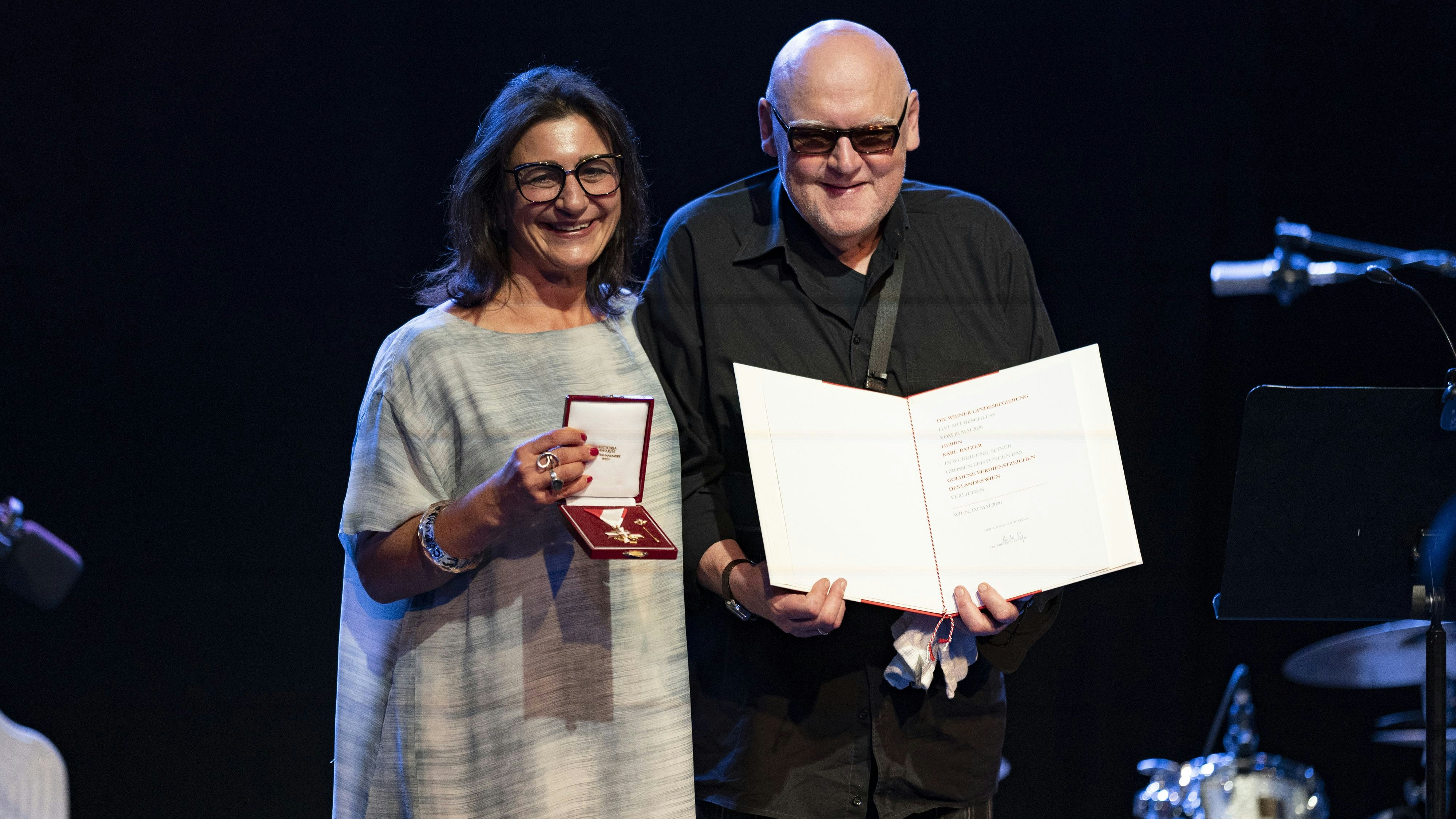 Im Juli 2022 wurde <strong>Karl Ratzer</strong> mit dem Goldenen Verdienstzeichen des Landes Wien durch Kulturstadträtin <strong>Veronica Kaup-Hasler</strong> ausgezeichnet.