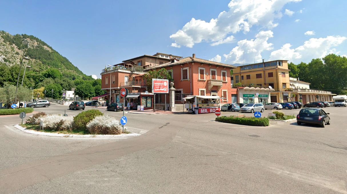 Blick auf die Via Roma in der Kleinstadt Sora in der italienischen Region Latium.