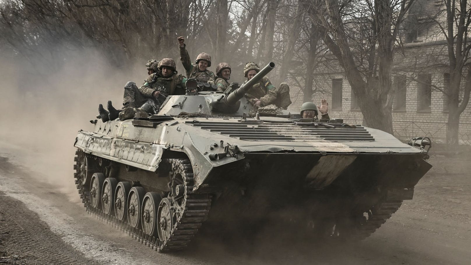 Ukrainische Soldaten auf einem BMP-Schützenpanzer in Bachmut. Aufgenommen am 22. März 2023.