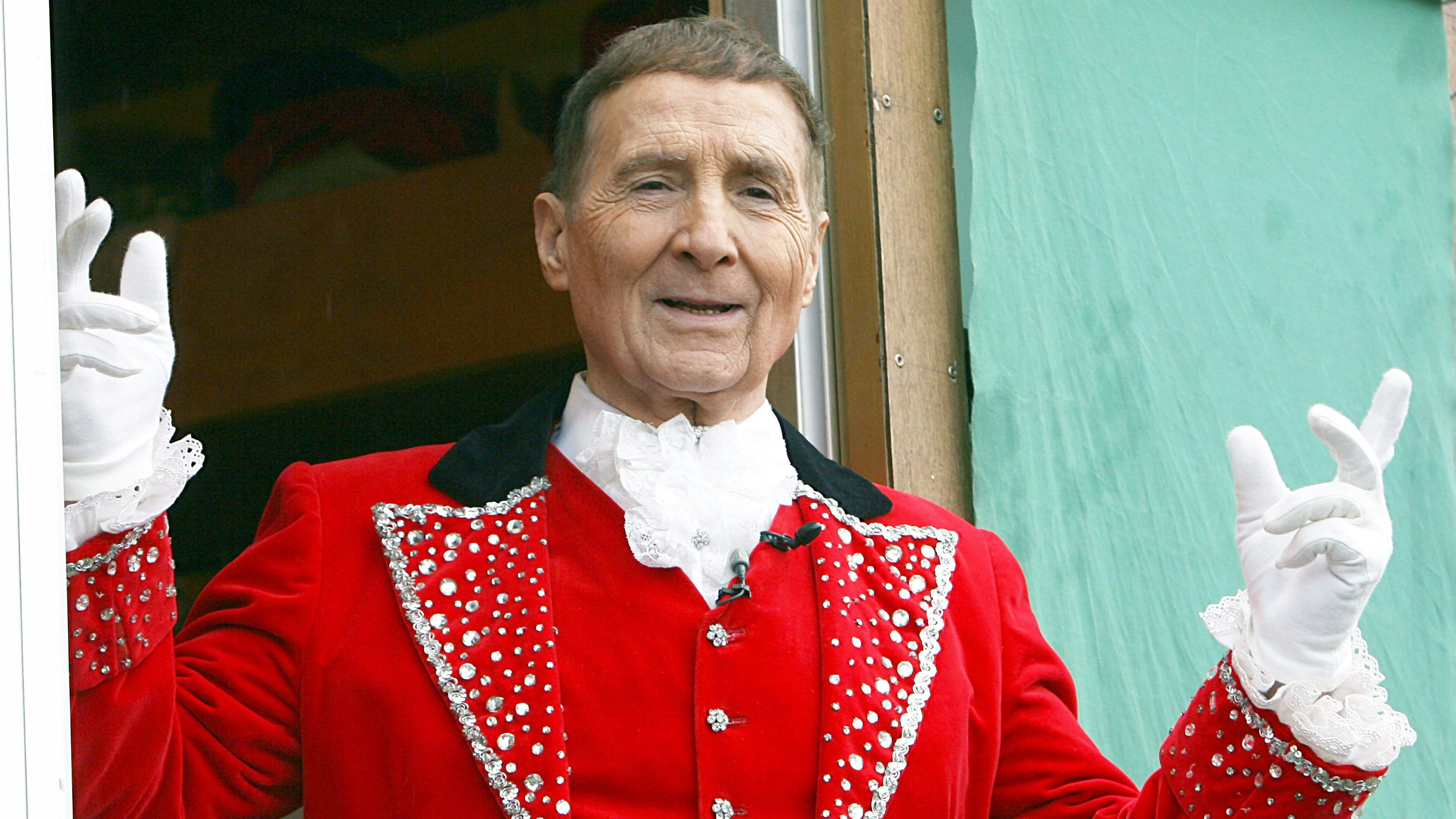 Download von www.picturedesk.com am 11.04.2023 (15:56).  ABD0009_20230411 - BAD_SEGEBERG - DEUTSCHLAND: ARCHIV - 28.08.2006, Schleswig-Holstein, Bad_Segeberg: Freddy Quinn, Sänger und Schauspieler, steht im Kostüm eines Zirkusdirektors vor einer Vorstellung des Circus Krone. (zu dpa "Schlagersänger Freddy Quinn: «Ja, wir werden heiraten") Foto: Maurizio Gambarini/dpa +++ dpa-Bildfunk +++. - FOTO: APA/dpa/Maurizio Gambarini - Wiederholung mit aktualisierter Überschrift der Meldung - 20060828_PD4537 - Rechteinfo: Rights Managed (RM)