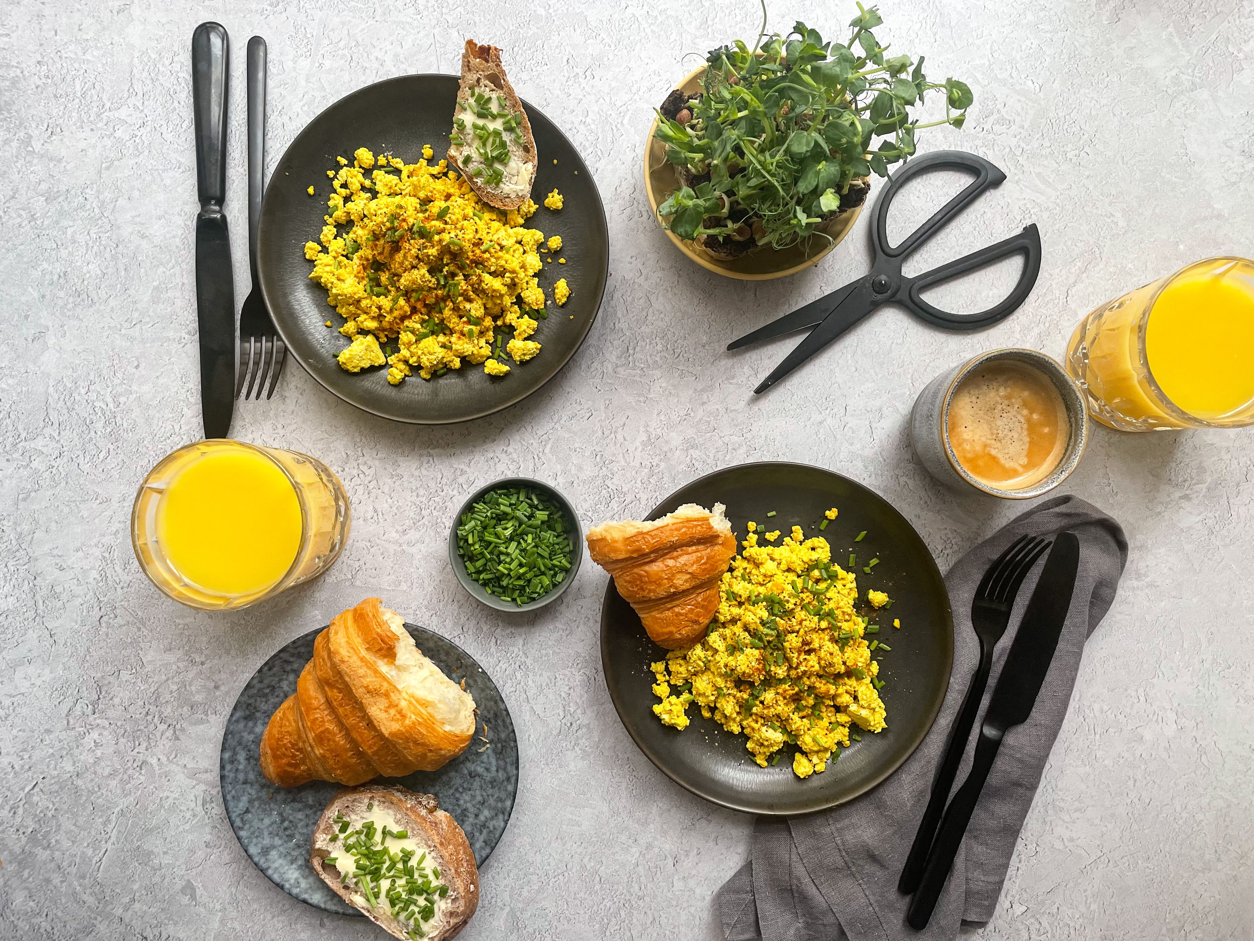 Vegane & köstliche Rezeptidee: Vegan Scrambled Egg mit Tofu.