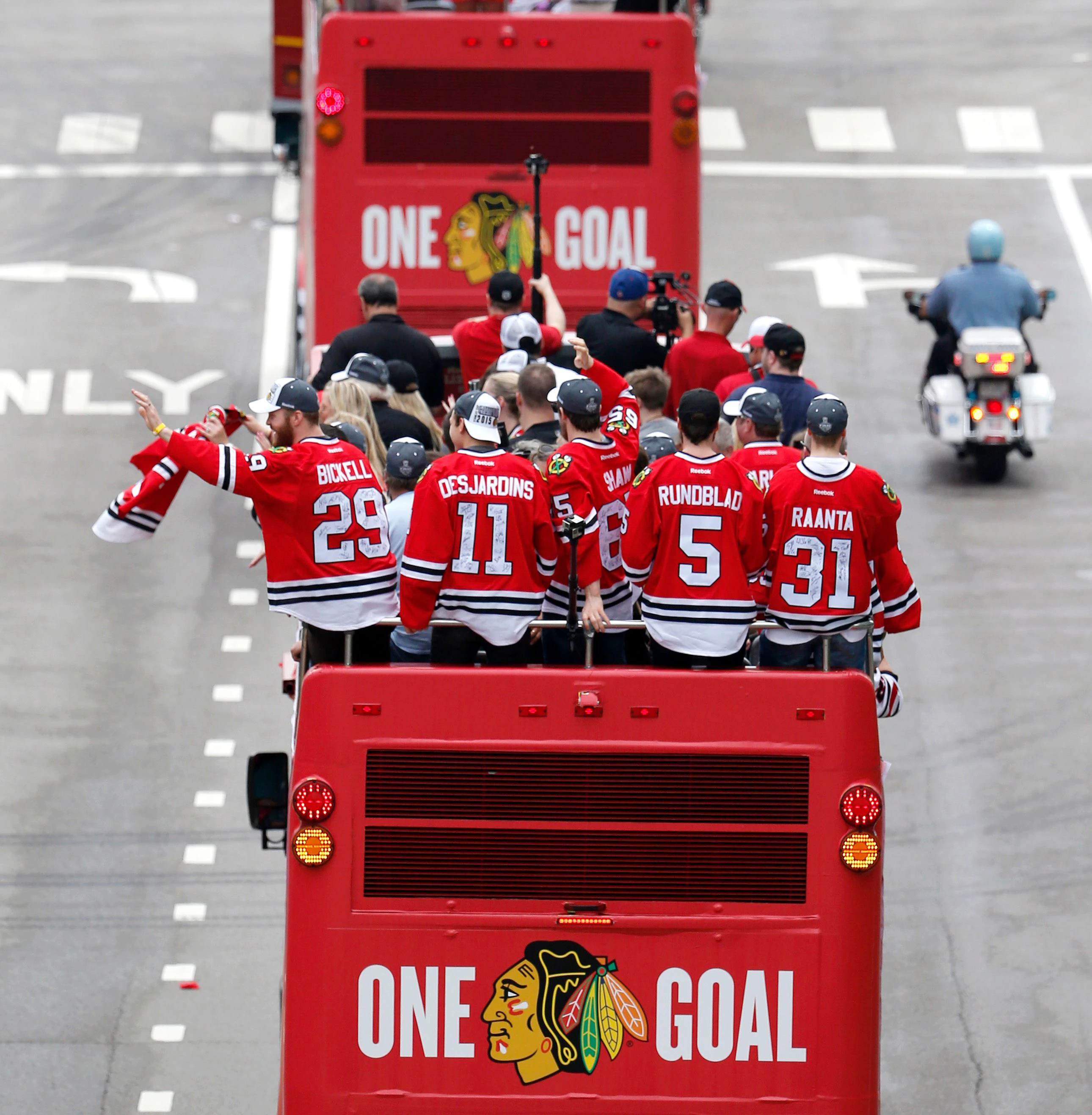 Desjardins mit der Nummer 11 bei der Stanley-Cup-Parade 2015 mit den Blackhaws auf dem Bus-Deck.