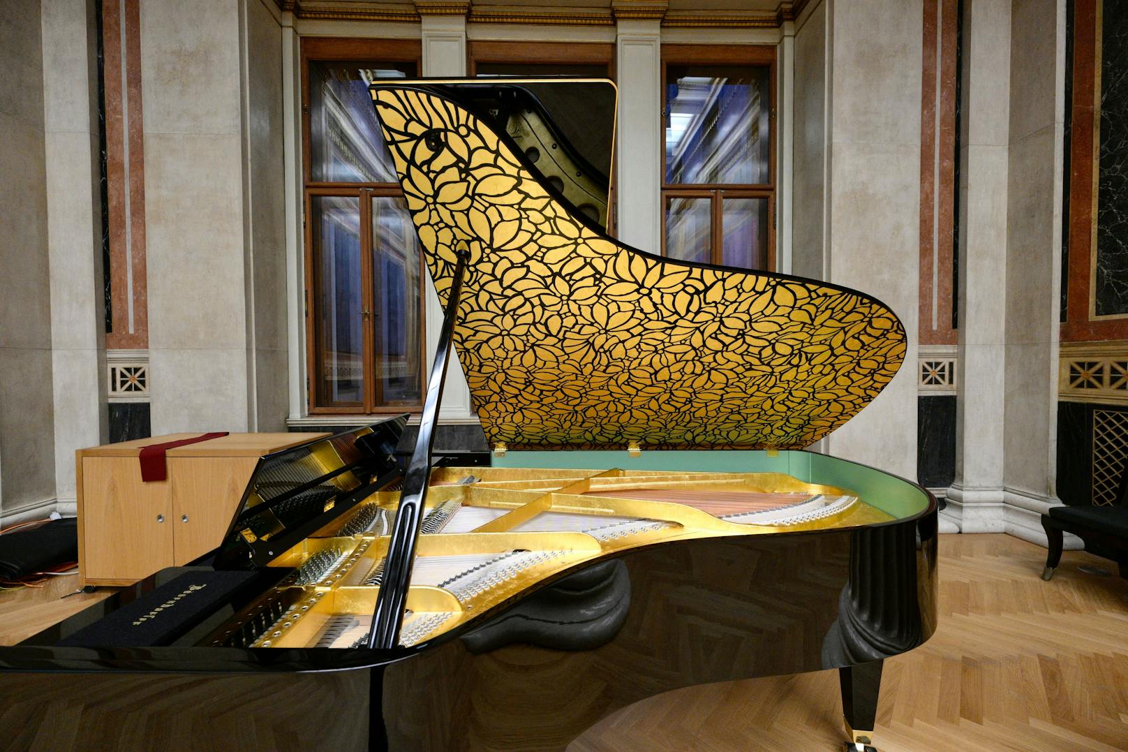 Sobotka will goldenes Klavier um 140.000 Euro kaufen